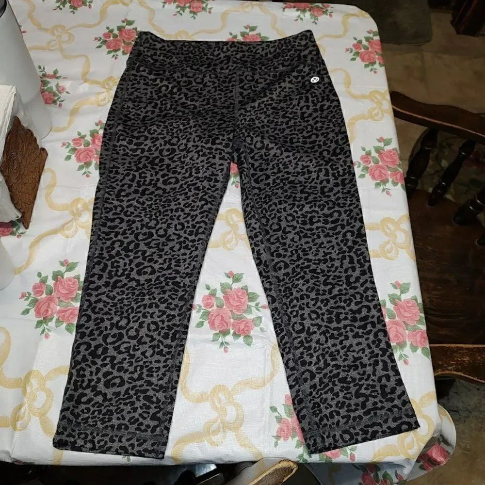 Vogo Athletica Gray Black Cheetah Print Cropped Leggings Women's M